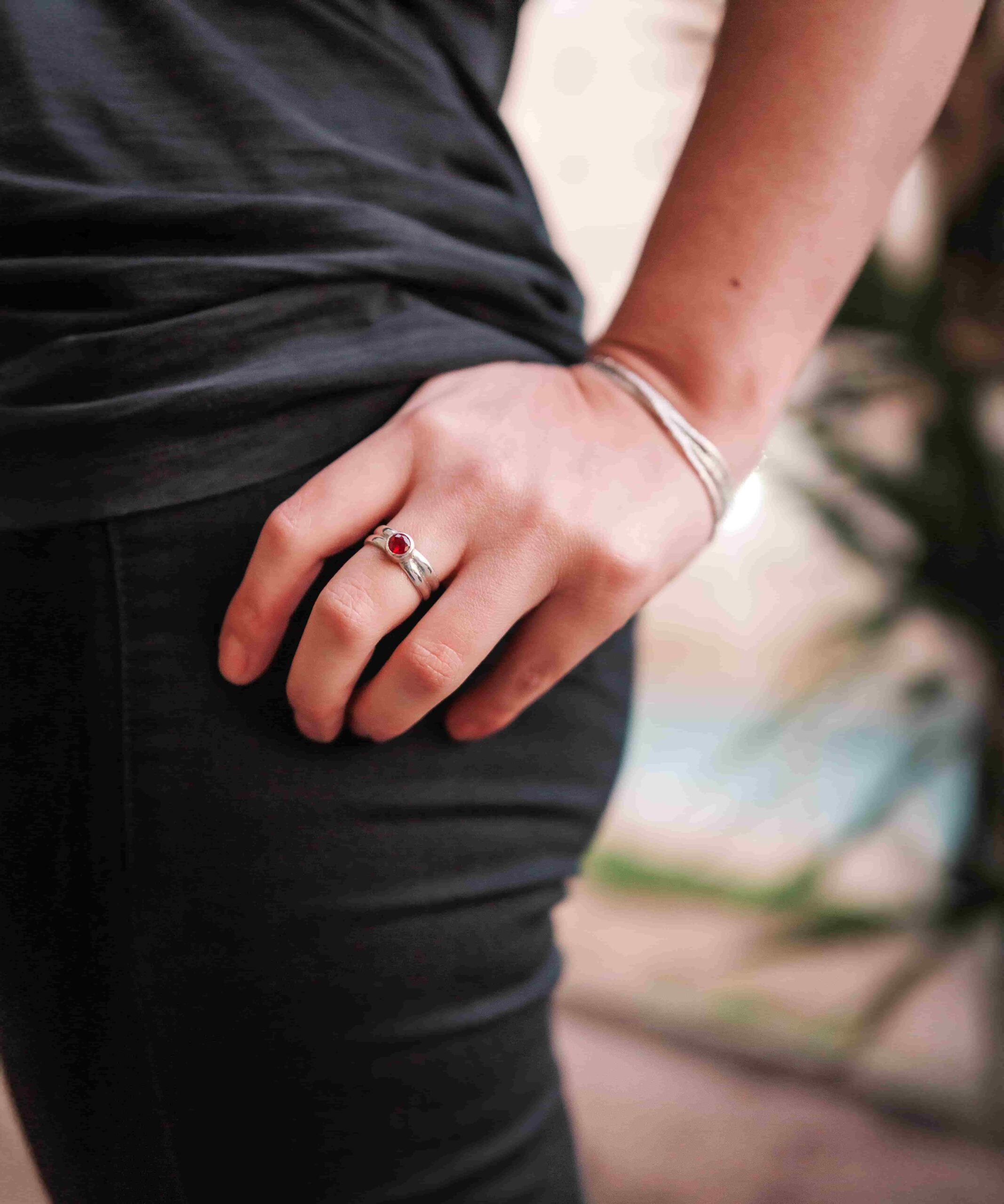 Anillo doble media caña onix y rubi - Imagen 6