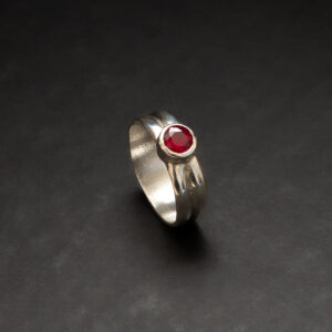 Anillo doble media caña onix y rubi