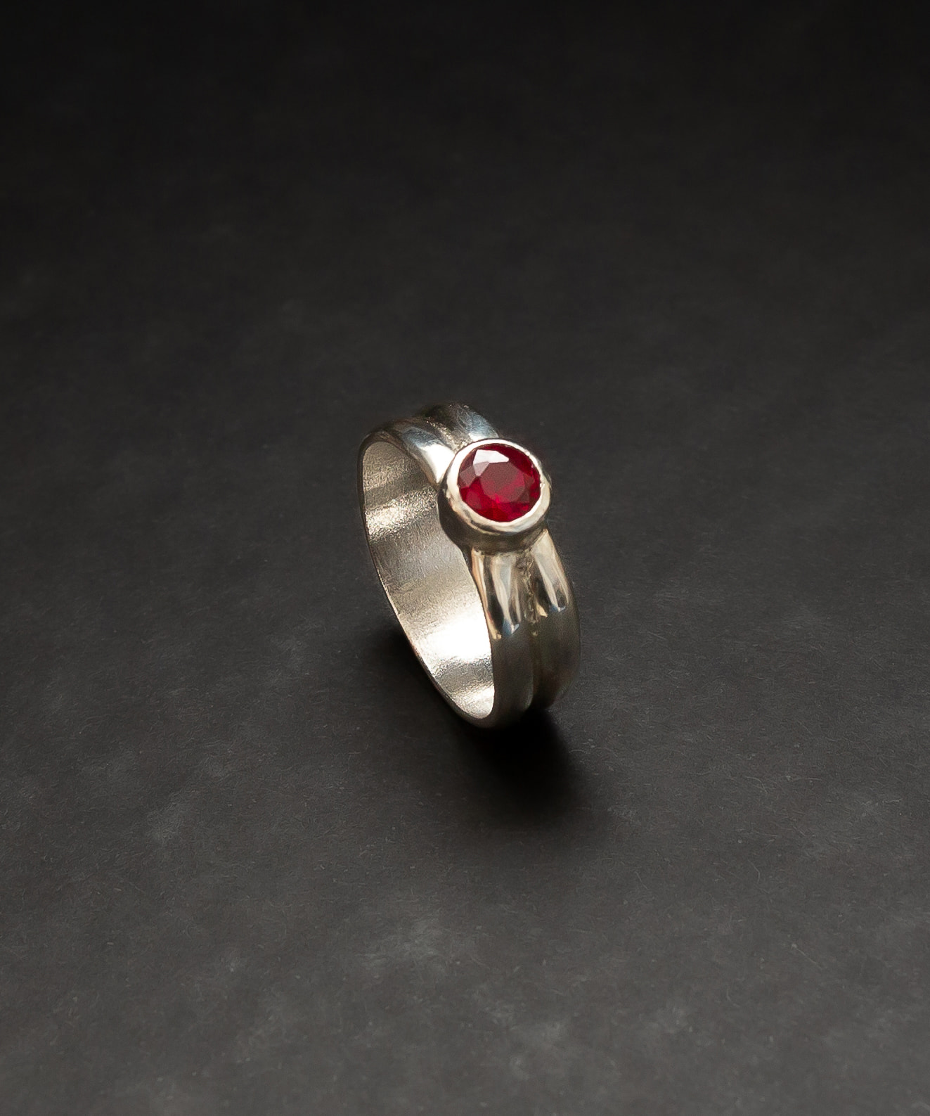 Anillo doble media caña onix y rubi