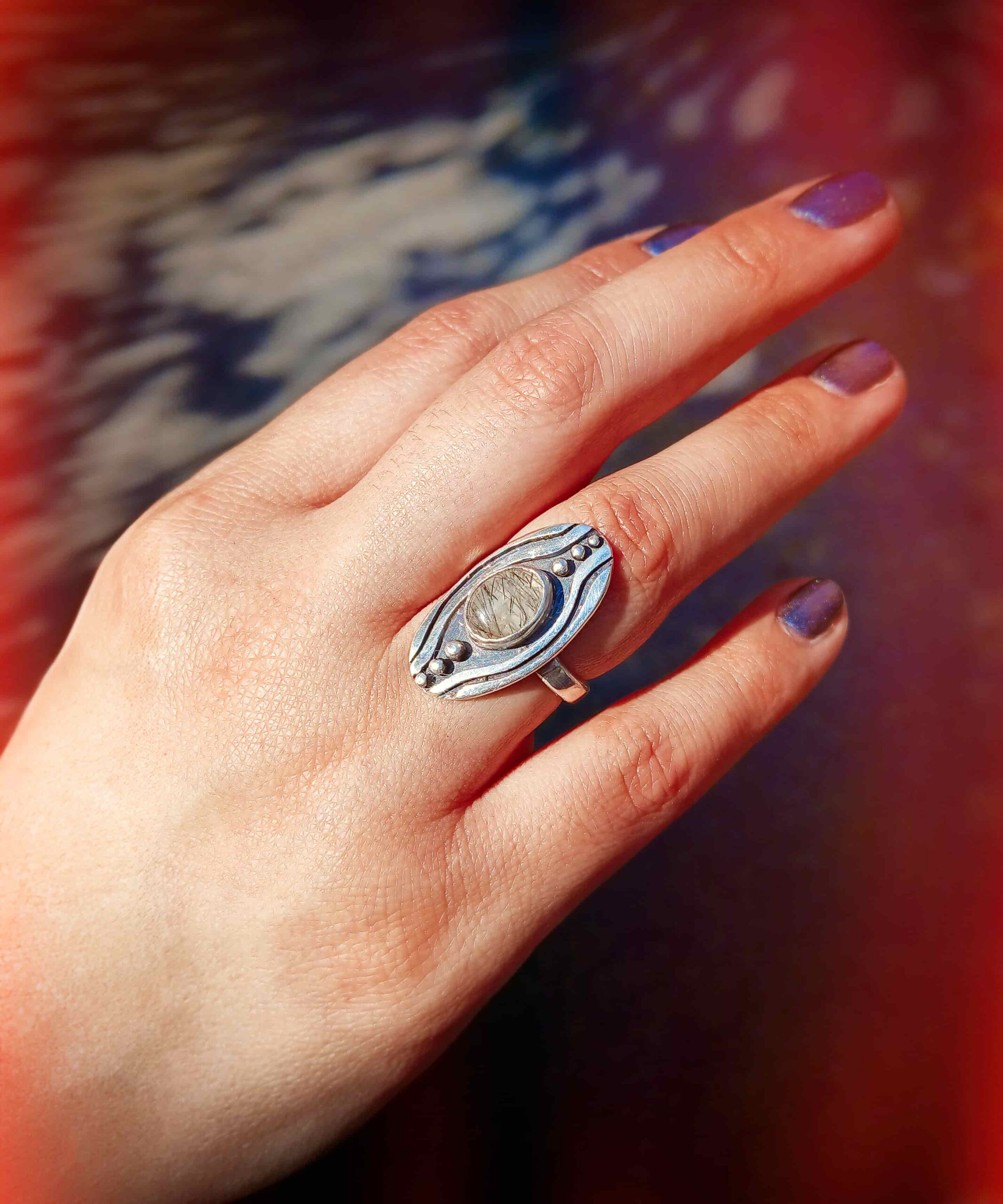 Anillo lineas y esferas con piedra - Imagen 2