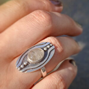 Anillo lineas y esferas con piedra