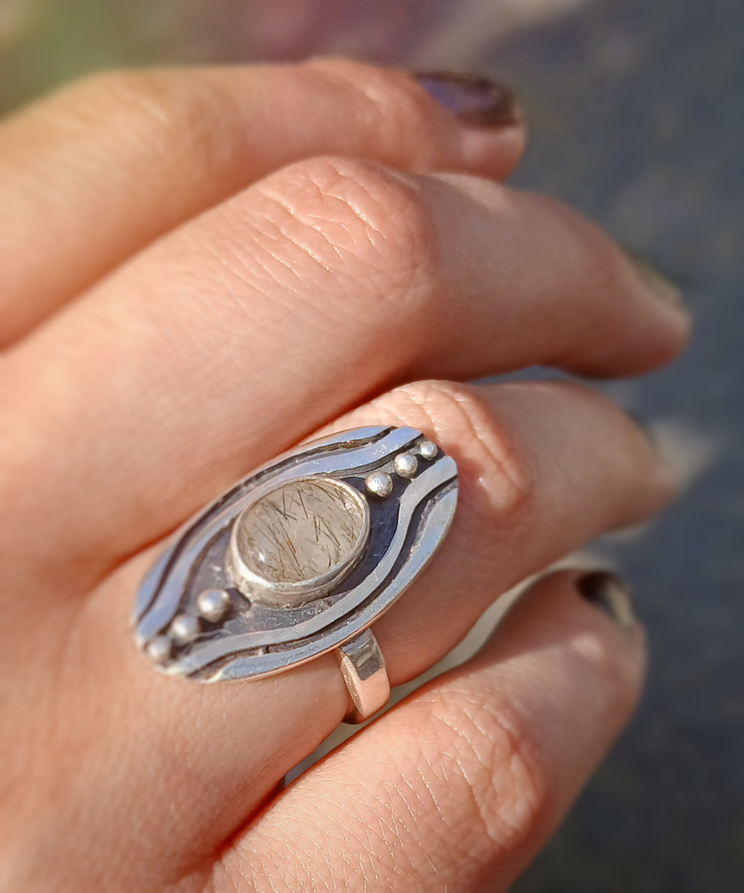 Anillo lineas y esferas con piedra